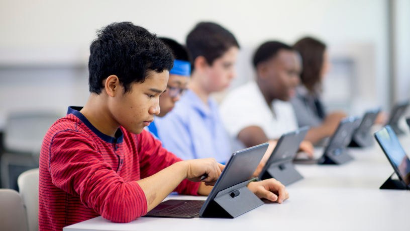 Rondônia moderniza escolas estaduais com investimento recorde em mobiliário e tecnologia 1