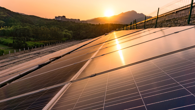O papel da energia solar no reequilíbrio das contas públicas: sustentabilidade e economia para o setor público 2 Sustentabilidade aliada à gestão pública: Fernando Trabach Filho analisa o impacto da energia solar nas contas governamentais.