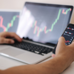 Rodrigo Balassiano detalha como os fundos utilizam estratégias de hedge cambial para mitigar riscos e preservar o valor dos investimentos.