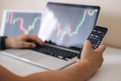 Rodrigo Balassiano detalha como os fundos utilizam estratégias de hedge cambial para mitigar riscos e preservar o valor dos investimentos.