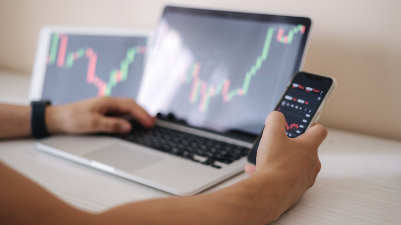 Rodrigo Balassiano detalha como os fundos utilizam estratégias de hedge cambial para mitigar riscos e preservar o valor dos investimentos.