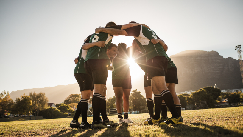 Esportes coletivos e saúde emocional: Entenda como o trabalho em equipe fortalece o bem-estar mental 2 Descubra com Alexandre Costa Pedrosa como o trabalho em equipe nos esportes impacta positivamente o equilíbrio e o bem-estar mental.