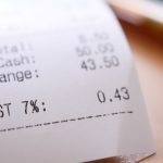 Close de um cupom fiscal com valores e impostos detalhados.